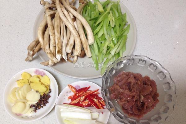 茶树菇芹菜炒肉的做法图解1