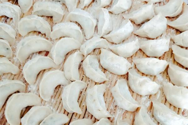 韭菜鸡蛋虾片水饺的做法图解3