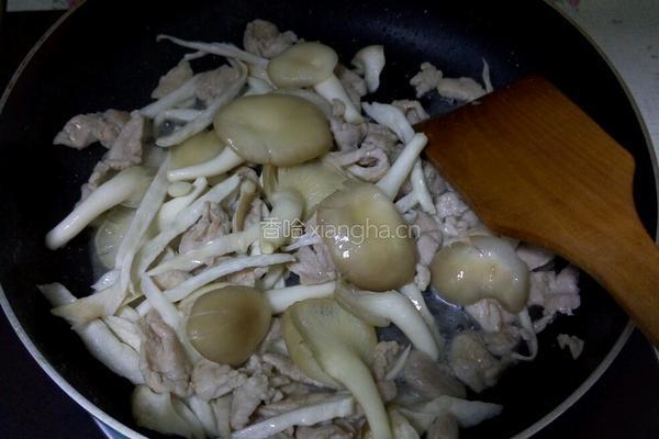 双菇炒肉的做法图解3