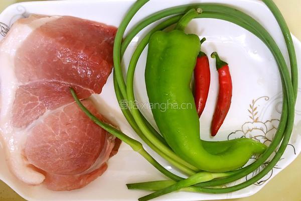 蒜苔回锅肉的做法图解1