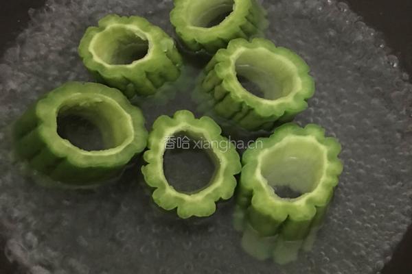 香菇瘦肉酿苦瓜的做法图解4