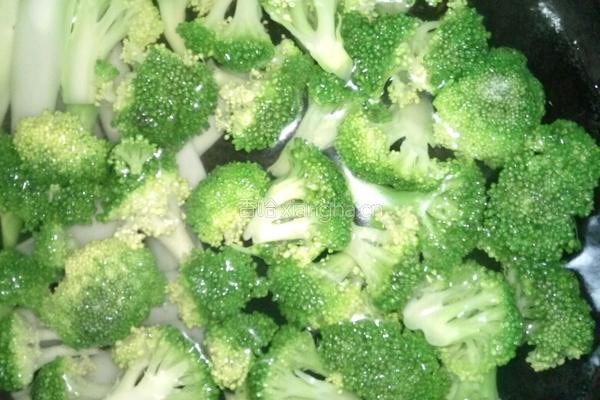 蒜香西兰花的做法图解3