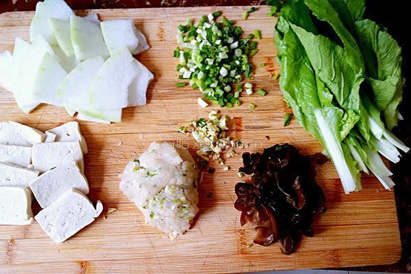 杂蔬鸡肉丸子汤的做法图解2
