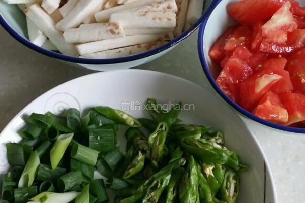 西红柿炒茄子的做法图解1