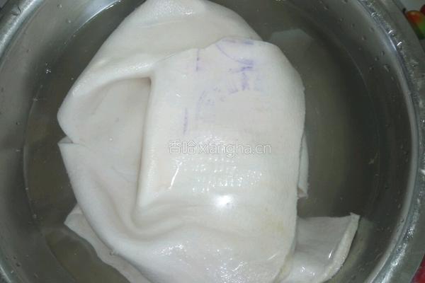 彩椒炒肉皮的做法图解1