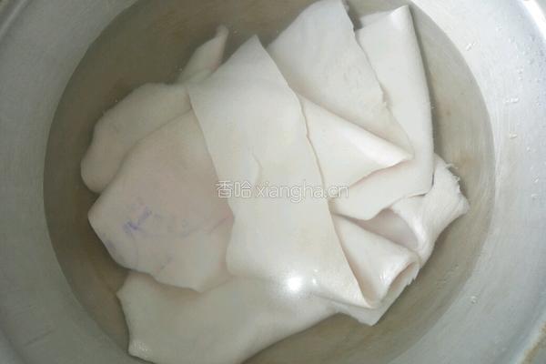 彩椒炒肉皮的做法图解2