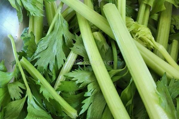芹菜豆腐干炒肉的做法图解1