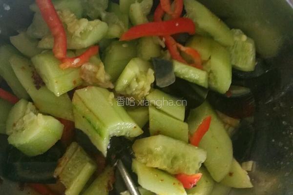 皮蛋拌黄瓜的做法图解3