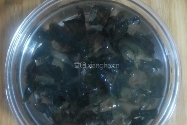 木耳鲜姜炒肉片的做法图解2