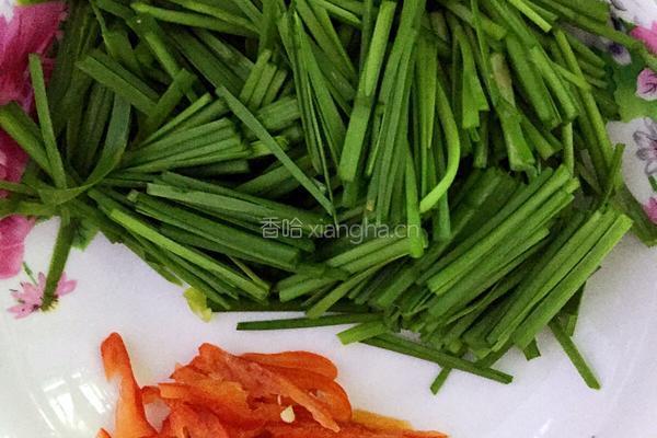 绿豆芽炒韭菜的做法图解2
