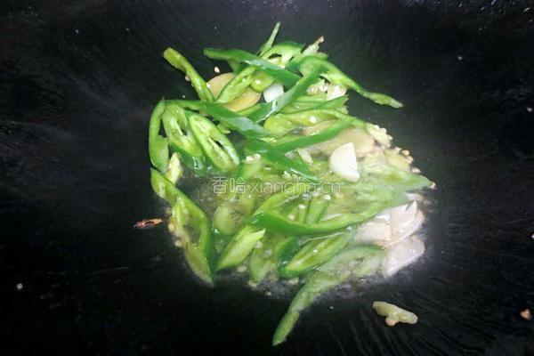 胡萝卜炒腊肉的做法图解7