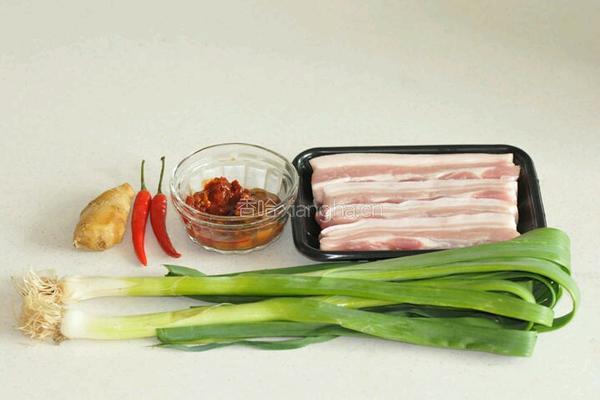 蒜苗小炒肉的做法图解1
