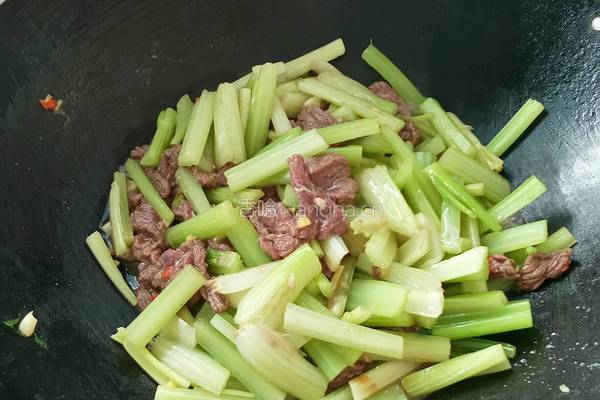 芹菜炒牛肉的做法图解5