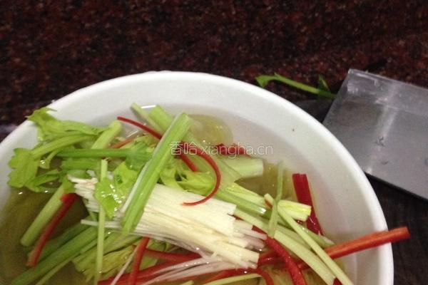咸菜炒猪肉的做法图解1