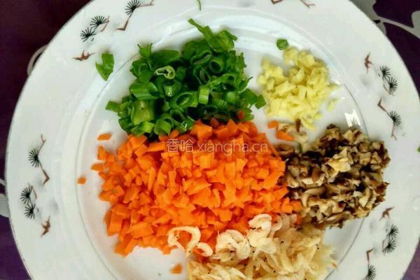 香菇胡萝卜蒸糯米饭的做法图解2