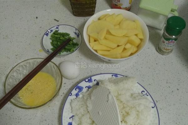 鸡蛋土豆饭饼的做法图解1
