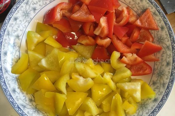 耗油鸡丁配彩椒的做法图解2