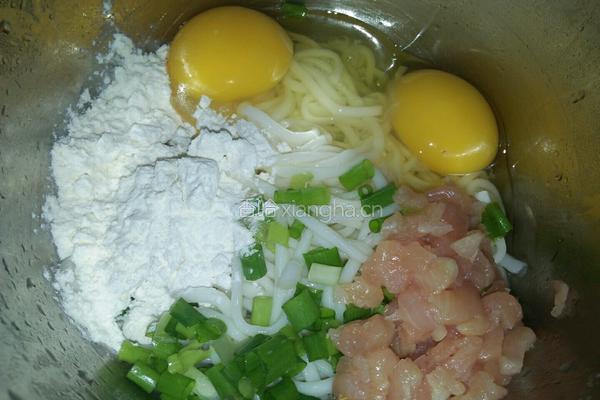 鸡肉面条爱心饼的做法图解1