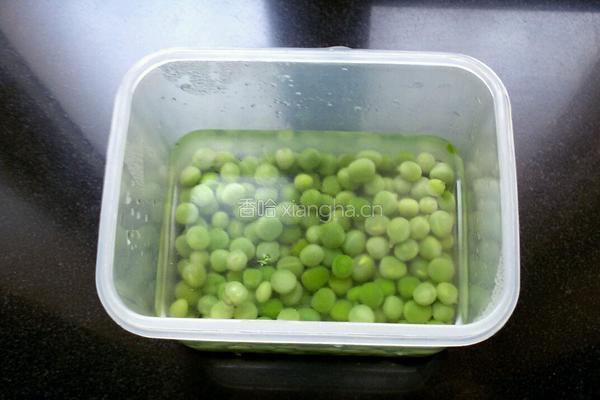 豌豆炒香肠的做法图解2