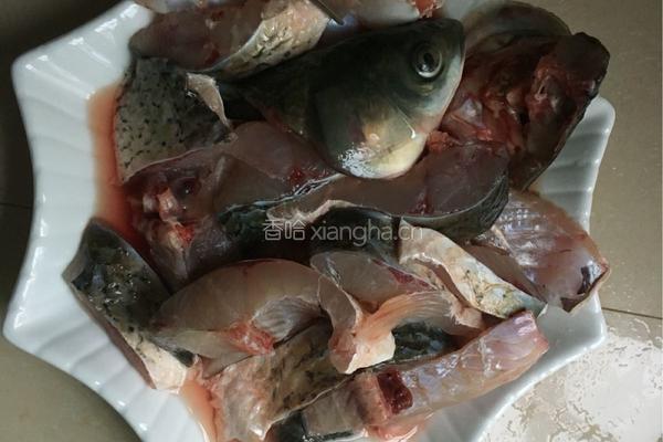 鱼块炒毛豆的做法图解1