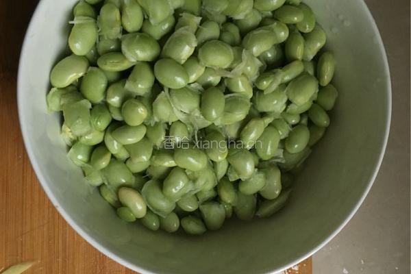 鱼块炒毛豆的做法图解2