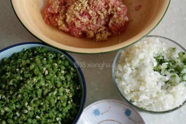 猪肉豇豆饺子的做法图解3
