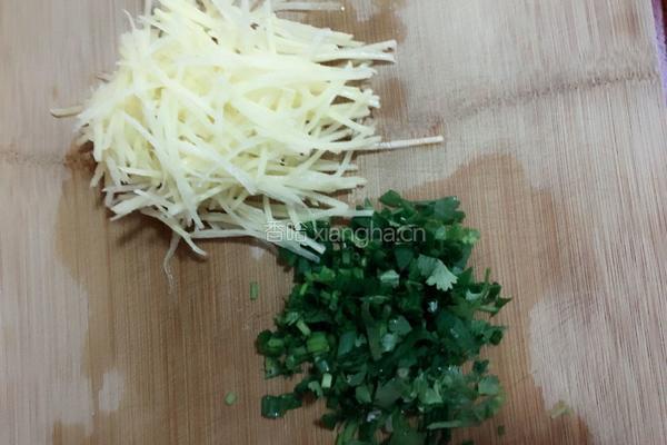 肉松鸡蛋葱，土豆丝鸡蛋葱面卷的做法图解2