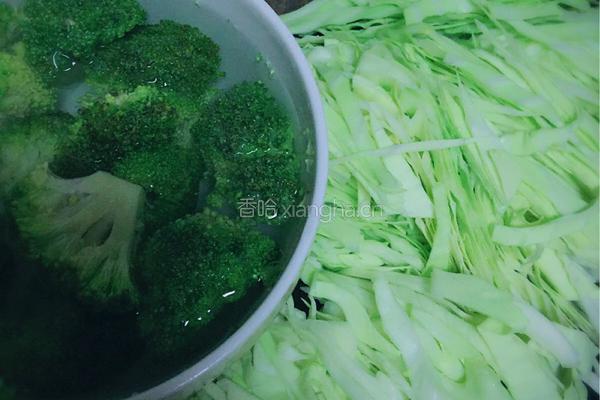 圆白菜肉丝炒面的做法图解2