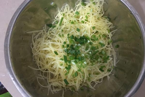 相亲相爱之爱心土豆饼的做法图解3