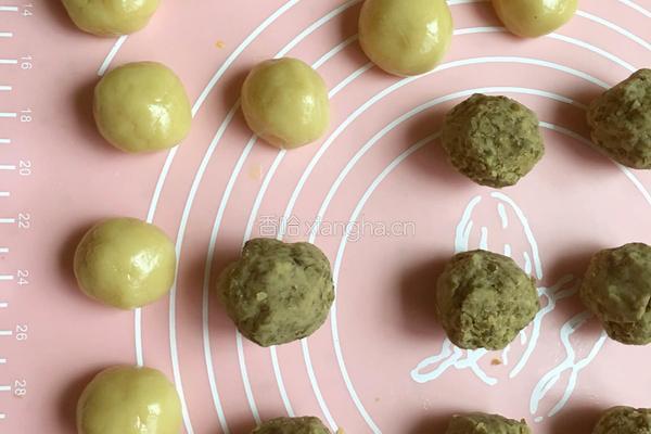 蜂蜜皮绿豆馅月饼的做法图解5