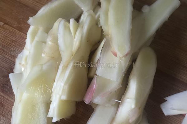 茭白、仔姜、红椒的做法图解2