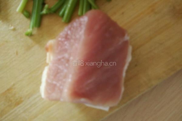 肉片炒芹菜木耳的做法图解1
