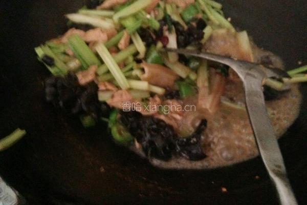肉片炒芹菜木耳的做法图解3