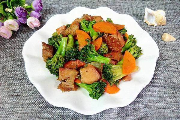 烧肉炒西兰花