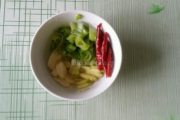 煎炖黄花鱼的做法图解2