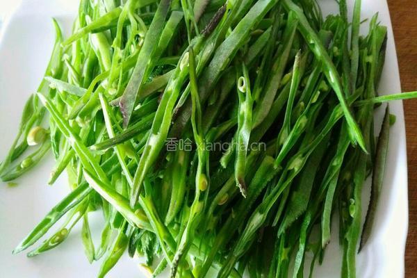 猪耳朵豆角炒肉丝的做法图解2