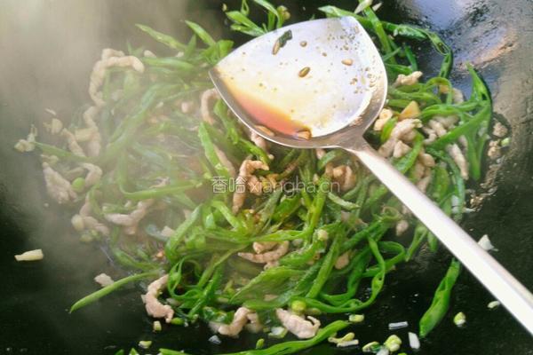 猪耳朵豆角炒肉丝的做法图解8
