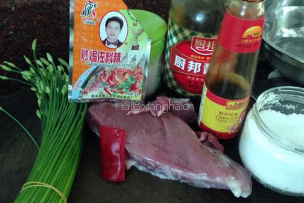 韭菜花炒猪肉的做法图解1