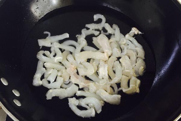 红椒烧牛筋的做法图解1