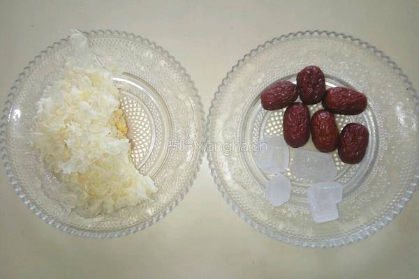 银耳红枣羹的做法图解1