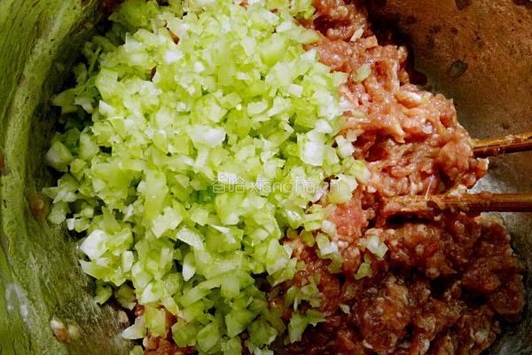 白菜芹菜猪肉饺子的做法图解5