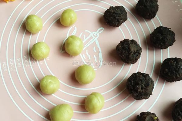 豆沙蛋黄月饼的做法图解4