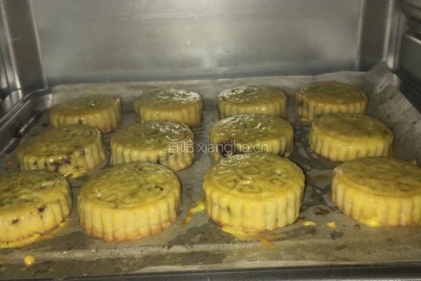 豆沙蛋黄月饼的做法图解7