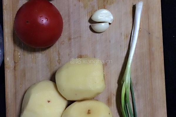 土豆西红柿汤的做法图解1