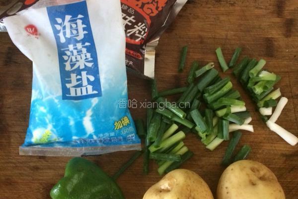 土豆炒辣椒的做法图解1