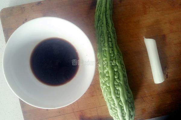 快手凉拌苦瓜的做法图解1