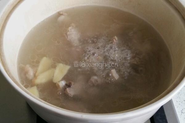 胡萝卜玉米排骨汤的做法图解1
