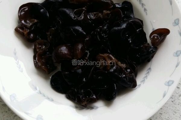 胡萝卜玉米排骨汤的做法图解4