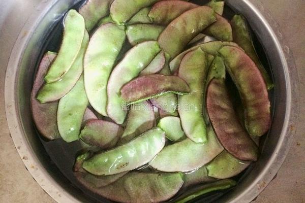 扁豆炒肉片的做法图解1