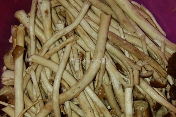 干煸茶树菇的做法图解1